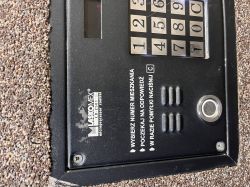 Zbliżenie na panel sterujący domofonu Laskomex 2501 z klawiaturą numeryczną.
