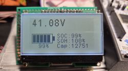 Wyświetlacz LCD pokazujący napięcie 41.08V i stan naładowania baterii 99%