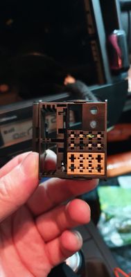 Jak podłączyć radio Pioneer 2 DIN w Polo 9N3? Problem z zasilaniem.