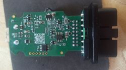 Zdjęcie płytki PCB z widocznymi układami scalonymi, złączem oraz licznymi podzespołami elektronicznymi.