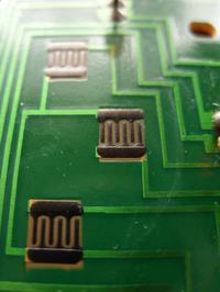 Nie działają przyciski/styki/kontakty - guma przewodząca.