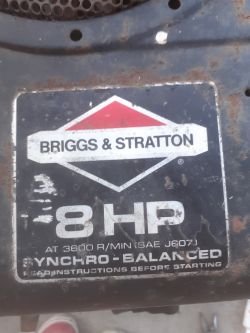 Tabliczka znamionowa silnika Briggs & Stratton z oznaczeniem 8 HP.