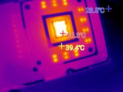 Zdjęcie termowizyjne układu APU konsoli Xbox z wyświetlonymi temperaturami: 66.3°C, 39.4°C i 23.5°C.
