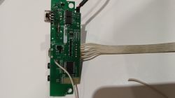 Zielona płytka PCB modułu audio z przewodami i gniazdem micro USB na białym tle