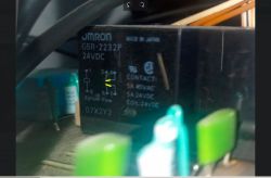 Denon PMA-1080R – jakie napięcie powinno zasilać przekaźniki głośnikowe?