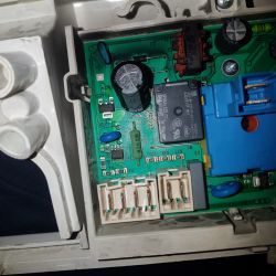 Widok modułu elektronicznego z widocznymi elementami, takimi jak kondensatory i przekaźniki.