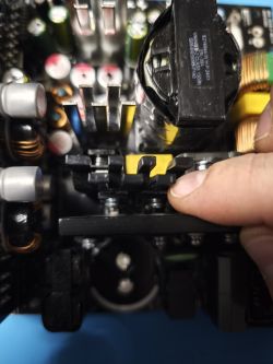 Wnętrze zasilacza DeepCool PN750M z widocznym transformatorem i elementami chłodzenia