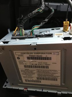 Podłączenie kamery cofania do Jeep Liberty 2012 z radiem SIRIUS - szukam schematu i instrukcji