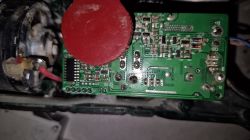 Zbliżenie płytki PCB z zaznaczonym na żółto układem scalonym LGT8P22A