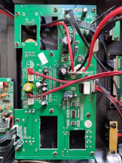 Płyta główna kolumny Bluetooth z widocznymi przewodami, kondensatorami i złączami