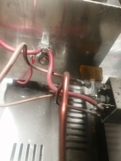 Zbliżenie na przewody i komponenty wewnątrz urządzenia elektrycznego.
