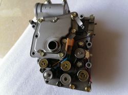 Widok na sterownik skrzyni JF404E z elektrozaworami.