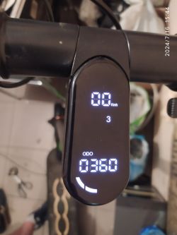 Wyświetlacz hulajnogi pokazujący 0 km/h i przebieg 360 km.