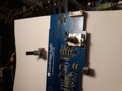 Cambridge Audio Azur 840A – odwrotna regulacja głośności i ciągłe klikanie przekaźników