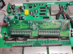 Płyta główna starego switcha sieciowego z widocznym modułem diod LED oraz elementami elektronicznymi.