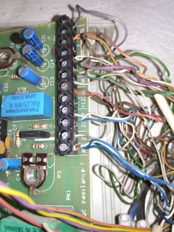 Zwarcie elektrozaczepu w linii unifonu interkomowego Urmet 1131/1 Zwarcie elektrozaczepu w linii unifonu interkomowego Urmet 1131/1