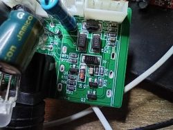 Zbliżenie na płytkę PCB z kondensatorami, diodami i układami SMD