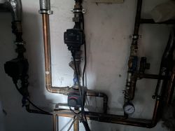Instalacja centralnego ogrzewania z pompami i rurami miedzianymi.