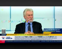 Mężczyzna w garniturze w programie TV; zniekształcenia obrazu i pasek z wiadomością