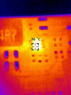Obraz termowizyjny układu elektronicznego z zaznaczonym gorącym punktem o temperaturze 36°C.
