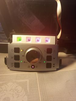 Panel kontrolny ekspresu De'Longhi Magnifica S ECAM22.110.B z włączonymi diodami LED, wyświetlacz nie reaguje na przyciski.