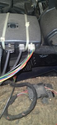 Audi A6 C5 '98: Kable pod schowkiem pasażera - identyfikacja i podłączenie