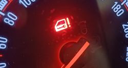 Ikona drzwi z błędem na desce rozdzielczej Opel Meriva B Czerwona ikona drzwi z wykrzyknikiem na desce rozdzielczej auta.