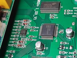 Zbliżenie na wnętrze urządzenia Preciva 995D pokazujące różne komponenty elektroniczne na płytce drukowanej.