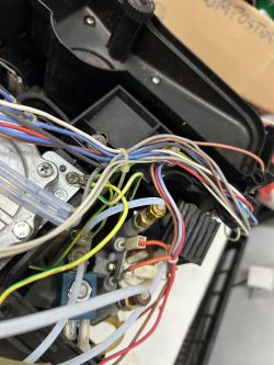 Wnętrze ekspresu do kawy z widocznym okablowaniem i złączami elektrozaworu