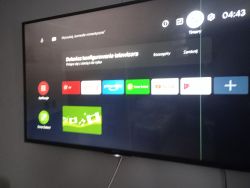 Telewizor wyświetlający menu z widocznymi ikonami aplikacji i zielonym pionowym paskiem na ekranie.