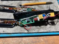 Rozebrana prostownica Babyliss Pro Elipsis 3000 z widoczną elektroniką.