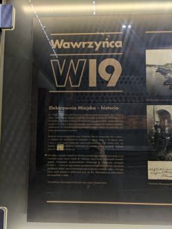Tablica informacyjna o historii Elektrowni Miejskiej w Krakowie.