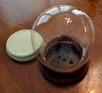 Burza w środku szklanej kuli. Zależna od siły z jaką potrząsnęło się zabawką.