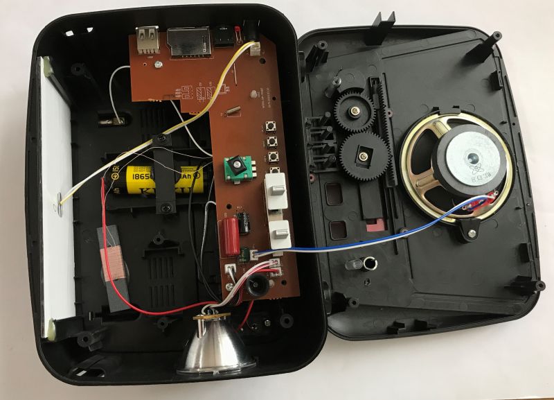 Radio AM/FM/SW USB/TF/BT RX-456BTS z panelem solarnym - wnętrze, test ładowania