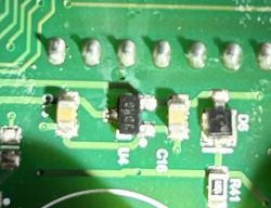 Układ elektroniczny na zielonej płytce PCB z oznaczeniem U4.