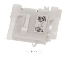 Biała plastikowa obudowa z naklejoną etykietą firmy Bosch, prawdopodobnie moduł elektroniczny urządzenia AGD.