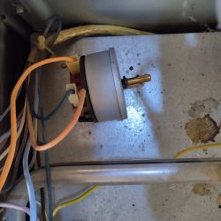 Widok mechanizmu przełącznika z przewodami w piekarniku.