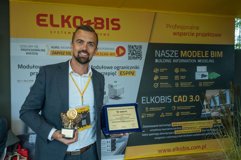 Mężczyzna z nagrodą i dyplomem Złoty Medal ENERGETAB 2025 na stoisku ELKO-BIS