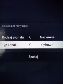 Menu ustawień telewizora z zaznaczoną opcją sygnału naziemnego i kanałów cyfrowych.