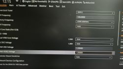 Ustawienia BIOS z napięciem DRAM VDD i VDDQ ustawionym na 1.35000V