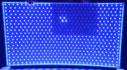 Podświetlenie Samsung UE65JS9500 z widocznymi niebieskimi diodami LED na całej powierzchni ekranu.