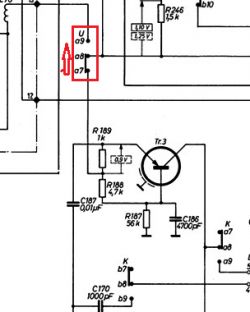 Schemat części obwodu z tranzystorem i rezystorami, zaznaczone napięcia.