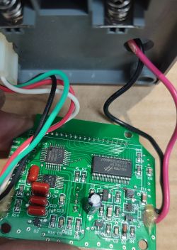 Płytka PCB z widocznymi układami scalonymi i przewodami