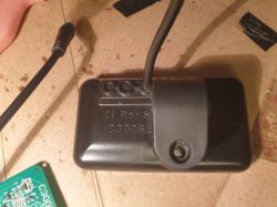 Zbliżenie na tył ekranu LCD oznaczonego jako C300S z widocznymi przyciskami i kablami.