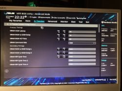 Zdjęcie ekranu ustawień BIOS z trybem zaawansowanym płyty głównej Asus.