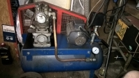 ELEKTRA BECKUM LP 325/10/40 - Two-stroke oil compressor - spits oil with water. ELEKTRA BECKUM LP 325/10/40 - Two-stroke oil compressor - spits oil with water.