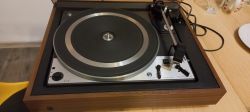 Stary gramofon Dual CS 1226 na drewnianym stole.