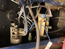 Inneres eines elektronischen Geräts mit Kabeln, Drehschalter und Leiterplatte.