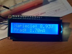 Wyświetlacz LCD z napięciem 8.33V i prądem 1.70 mA