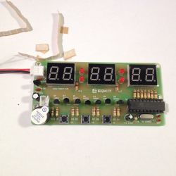 Elektroniczny zegar na wyświetlaczach LED z sekundnikiem i alarmem